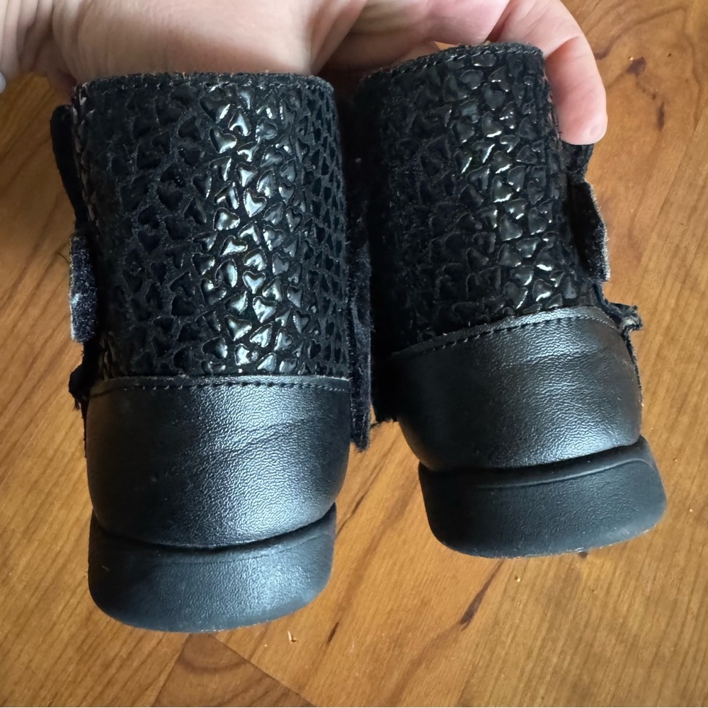 UGG Kids Black Textured Shearling Booties size 7 - Picture 4 of 6